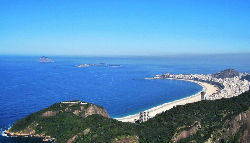 Orla do Rio de Janeiro, dia claro e ensolarado.