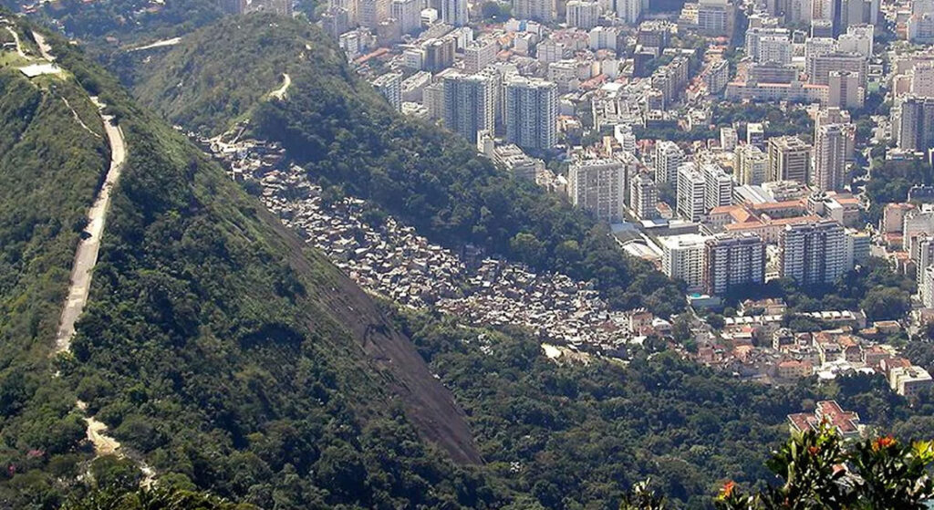 Foto da Comunidade Santa Marta, dia de sol, foto tirada do alto.