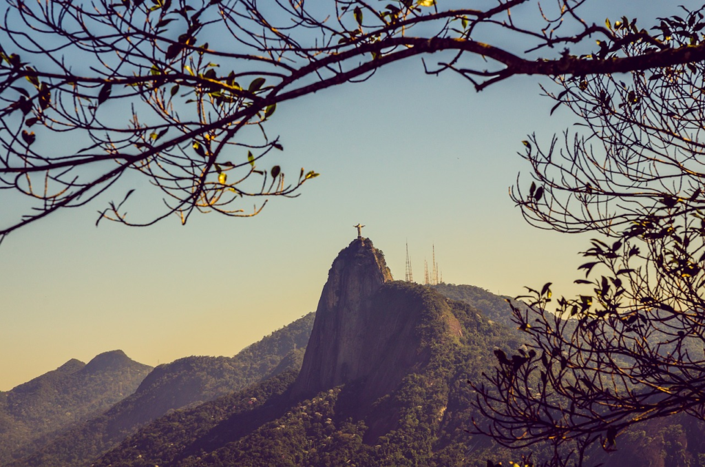 Cristo Redentor visto em dia de sol