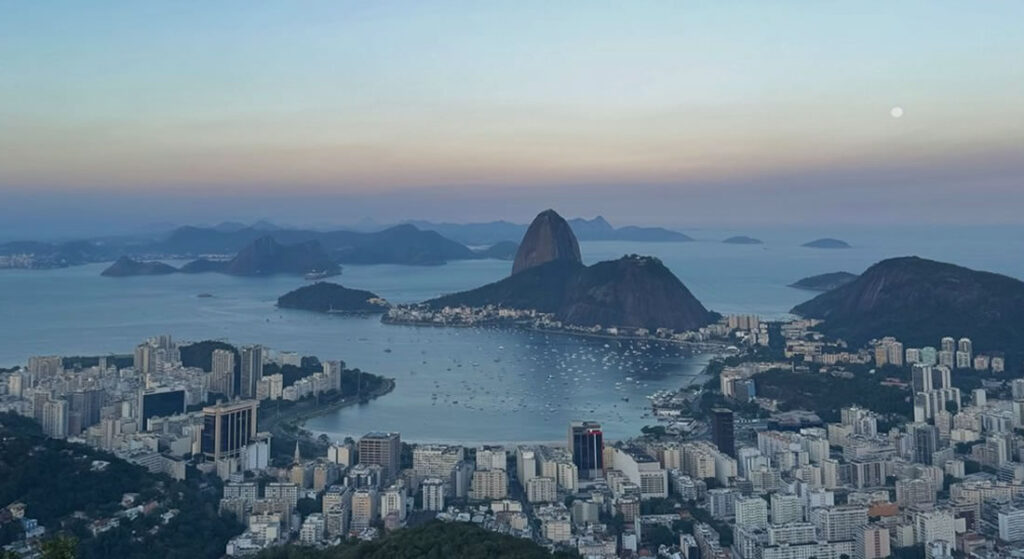 Vista do pão de açúcar, foto tirada ao entardecer do Mirante dona Marta.