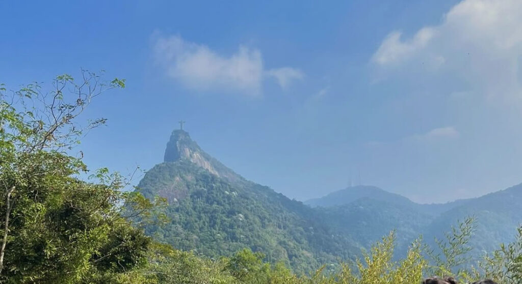 A foto mostra o Cristo Redentor visto do Mirante Dona Marta.