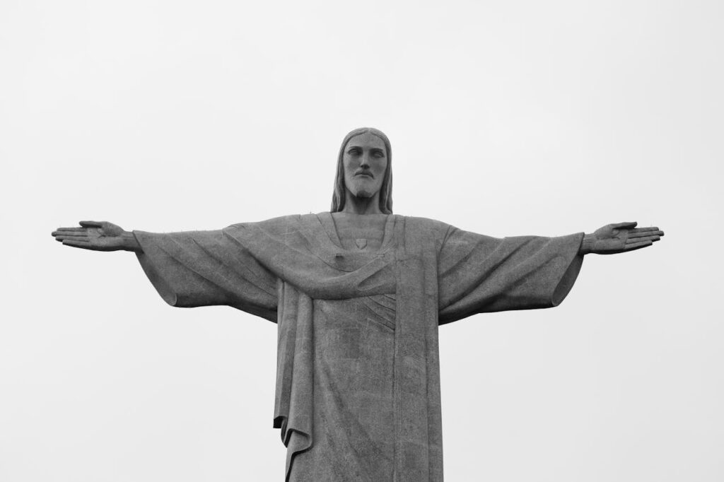 Estátua do Cristo de Frente, céu nublado.