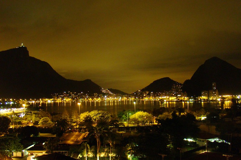 Noite no Rio de Janeiro, lagoa Rodrigo de Freitas, de longe da para ver o Corcovado iluminado.