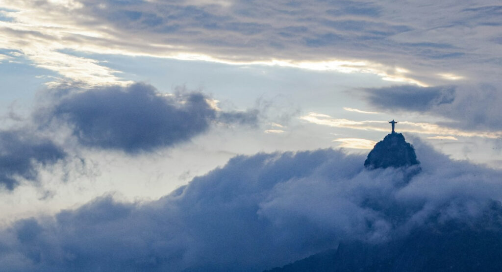 Corcovado, com estátua do Cristo, dia nublado.