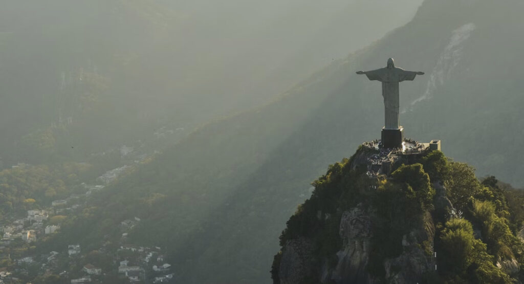 Cristo em dia de sol, visto do alto.