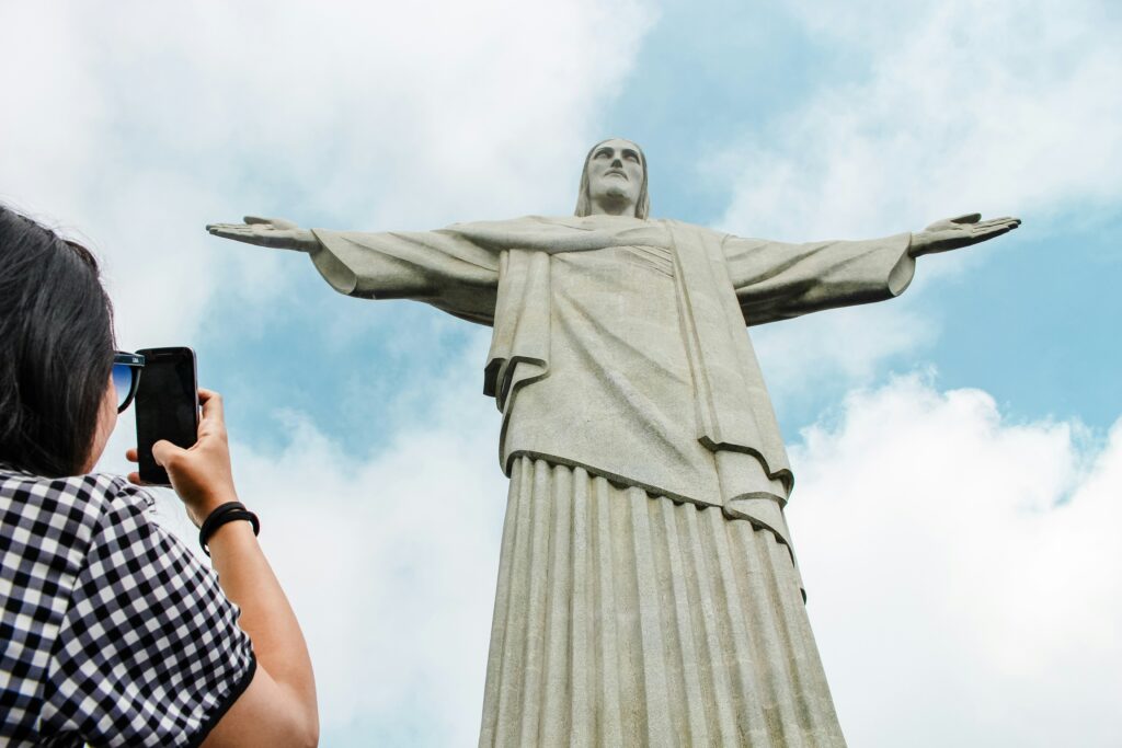 Mulher tirando foto do Cristo Redentor