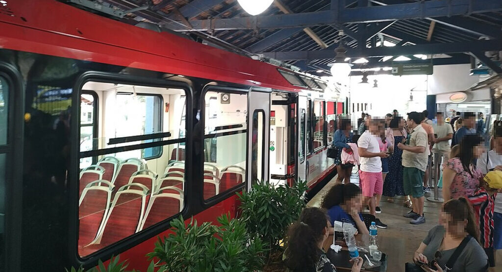 Estação de trem do Corcovado., pessoas aguardando para entrar no trem.